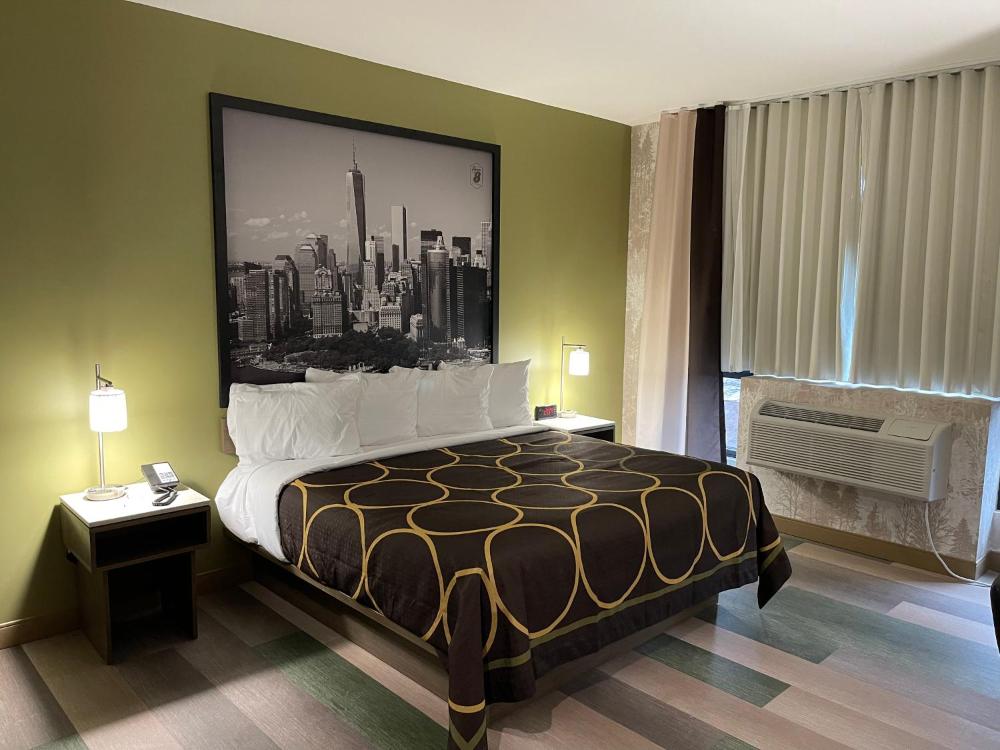 King Room with Roll-in Shower - Mobility Access/Non-Smoking interior